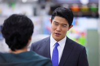 報道局のエース・斎藤正一を演じる鈴木亮平（写真提供＝カンテレ）