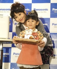 長女のひまりちゃんとイベントに登場した浅香唯＝2012年