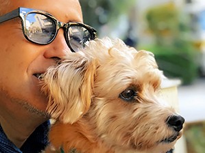 犬がくれる愛、毎日が豊かに　出会いの場知って　宮本亜門さん