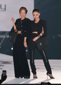 進撃のノア（右）とともにランウエイを歩く門りょう