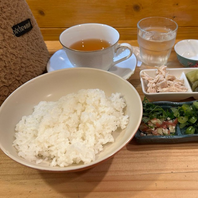 紅茶も緑茶も元は同じ茶葉だし…（カミムラさん提供）