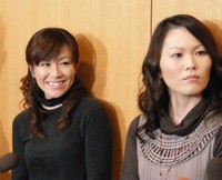 金城綾乃（左）と玉城千春＝2008年
