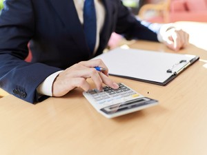 アパート経営の年収はどれくらい？　必要な投資額や融資の年収倍率も解説