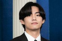 米ホワイトハウスの定例会見に参加するBTSのVさん
