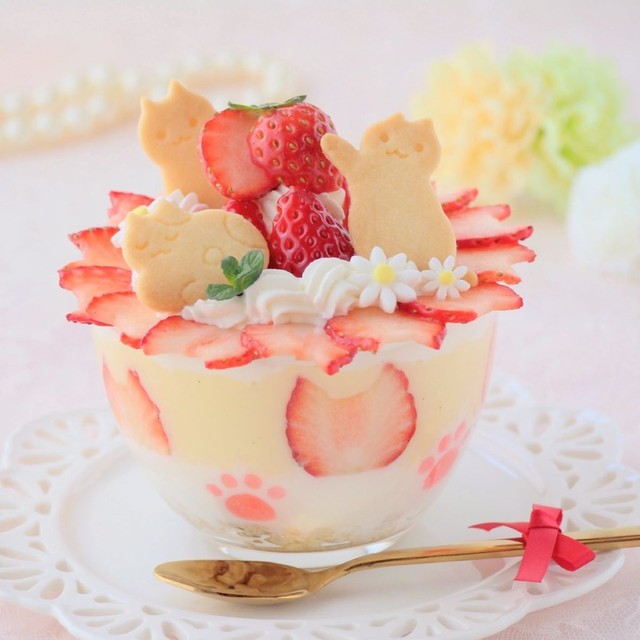 ねこいちごパフェ／杏仁豆風さん（@sweet_s_teews）提供