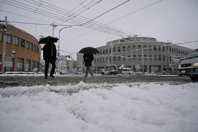 １０センチ以上積もった堀川通北山交差点（２１日午前８時４０分、京都市北区）