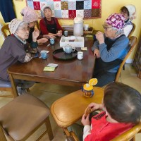 和気あいあいと過ごす「お茶の時間」。仕込みがひと段落した10時半くらいから営業開始前にちょっと休憩されているそう。この時はオーナー・林さんの息子さんも参加（グランマさんInstagramより）