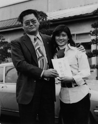 主演映画「若い貴族たち　13階段のマキ」の台本を手に、原作者の梶原一騎（左）に寄り添う当時19歳の志穂美悦子