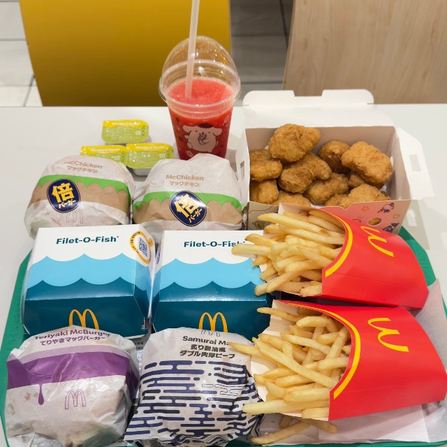 別の日の夕食～マックで一人パーティー　税込3900円～／トラネコさん（@FIRE60028219）提供