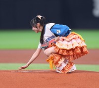 投球後、マウンドの土を払うiLiFE!・小熊まむ＝エスコンフィールド北海道
