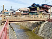 岐阜県恵那市明智町にある観光地「日本大正村」内の川に架けられた人道橋（画像提供：まっちさん）