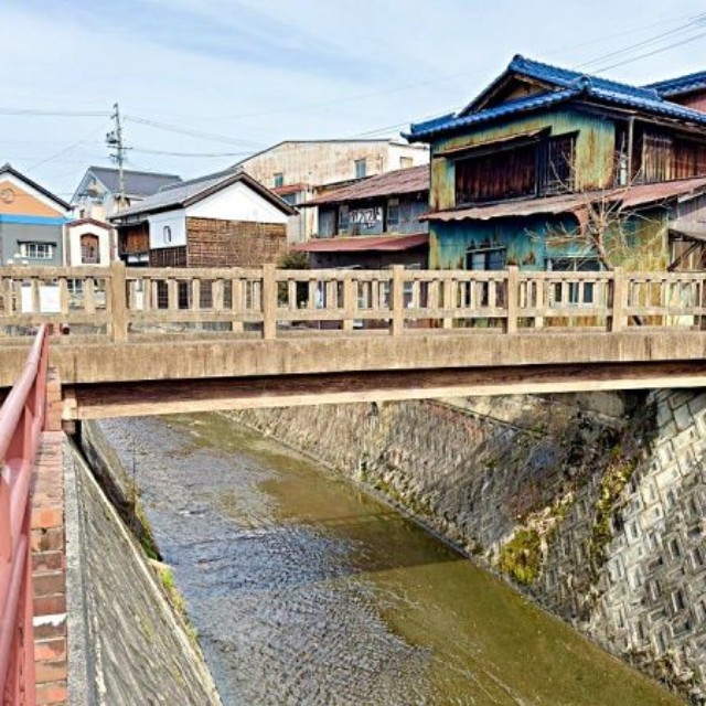 岐阜県恵那市明智町にある観光地「日本大正村」内の川に架けられた人道橋（画像提供：まっちさん）