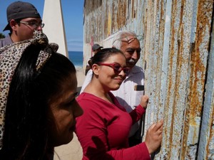 流れ作業で移民に有罪判決　壁が分かつ世界の現実