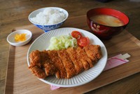 トンカツ定食。サクッとした歯触りで懐かしい味