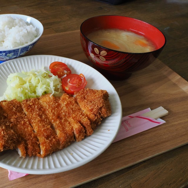 トンカツ定食。サクッとした歯触りで懐かしい味