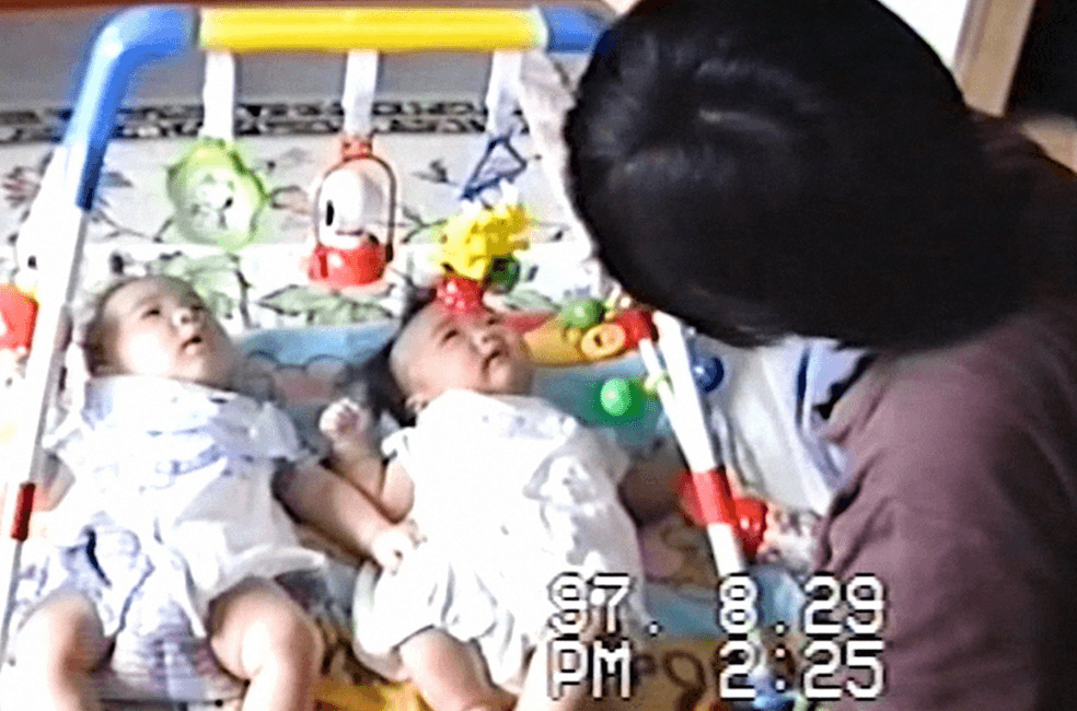 0歳のころの多聞さん（左）、実央さん（©ABCテレビ）