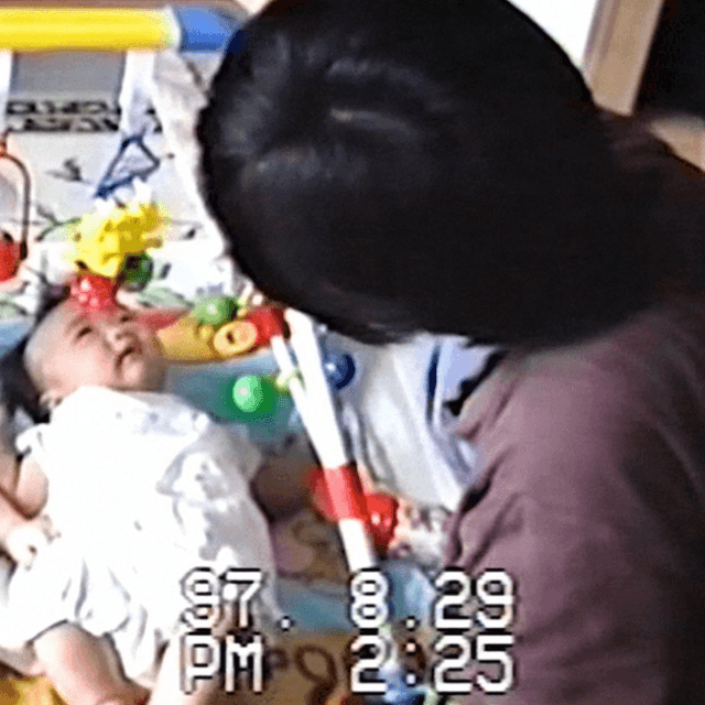 0歳のころの多聞さん（左）、実央さん（©ABCテレビ）
