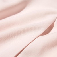 _肌ざわりがなめらかな素材を使用。洗濯後シワになりにくく、お手入れがラク_。_洗濯後、形を整えて干してください。（提供写真）