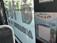 バスの車内にQRコードが（QRコードの部分は見えないように加工しています）