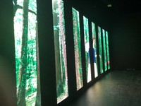 4K対応の分割可動式パネルビジョンも搭載