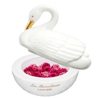 優雅な翼の下には濃淡ピンクの小さなバラをかたどった、ぜいたくな花弁チークが「〈レ･メルヴェイユーズ ラデュレ〉リミテッド エディション ローズ ラデュレ」12,000円（税抜）（提供写真）