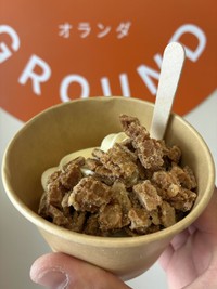 オランダ：砕いたストロープワッフルとシロップをトッピングしたソフトクリーム（バニラ味）現650円。