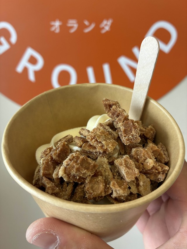 オランダ：砕いたストロープワッフルとシロップをトッピングしたソフトクリーム（バニラ味）現650円。