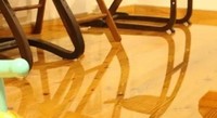  洗濯機のホースが外れ、一面水浸しになったリビング。床には室内の景色が反射していた／子育てみらい共創ラボ あゆみんさん（@ayumin_edulab）提供＝画像をトリミングしています