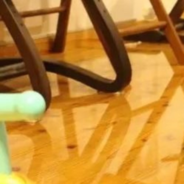  洗濯機のホースが外れ、一面水浸しになったリビング。床には室内の景色が反射していた／子育てみらい共創ラボ あゆみんさん（@ayumin_edulab）提供＝画像をトリミングしています