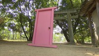 神社参道にあのドアが？行き先は“どこでも”ではなく「明るい未来」　東かがわ市・白鳥神社