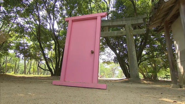 神社参道にあのドアが？行き先は“どこでも”ではなく「明るい未来」　東かがわ市・白鳥神社
