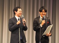 「M-1グランプリ2025」2回戦のMCを務めた濱田祐太郎。右はスマイル・瀬戸洋祐