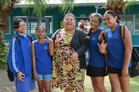 島南部にあるティティカベカ・カレッジのウナリイ・ヴァカティニータファレ先生（31、中央）と生徒たち＝2022年6月24日、クック諸島ラロトンガ島、荒ちひろ撮影