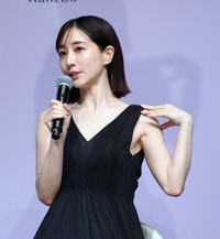 美しいデコルテラインを披露する田中みな実
