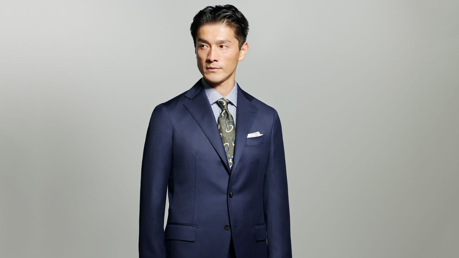 「スーツスクエア」×「フラテッリ・タリア・ディ・デルフィノ」の<br>スーツで一格上のクラス感をまとう