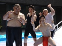 ローションまみれになる坂本一生（左から２人目）＝2008年