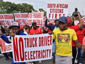 南アフリカで続く計画停電　信号も冷蔵庫も使えず　電力会社と政治家は癒着