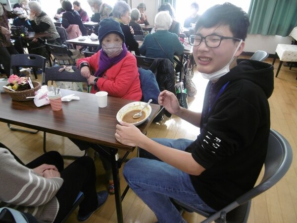 １２月１３日の３００回目には、名物のカレーをお年寄りと高校生が味わった（深草学区社会福祉協議会提供）