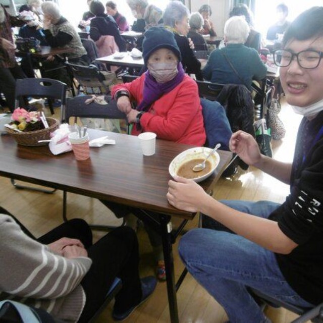 １２月１３日の３００回目には、名物のカレーをお年寄りと高校生が味わった（深草学区社会福祉協議会提供）