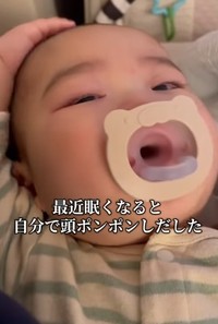 小さな手で頭をポンポン……！（提供：＠8131taishoさん）
