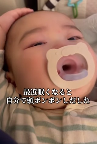 小さな手で頭をポンポン……！（提供：＠8131taishoさん）
