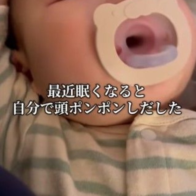 小さな手で頭をポンポン……！（提供：＠8131taishoさん）
