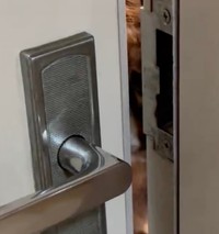 そーっとドアを開けて細い隙間から見てくるストーカーの正体とは？（動画からキャプチャー／提供：パクもりさん）