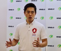 続投を受け、記者団の取材に応じる日本維新の会の吉村洋文代表＝大阪市内の党本部