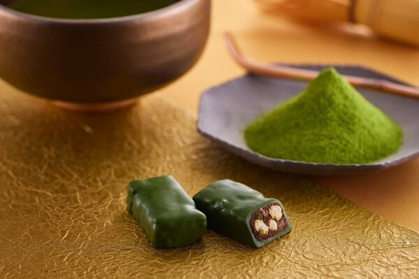 「京都ブラックサンダーお濃茶」（有楽製菓提供）