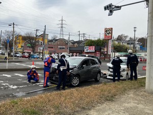 乗用車同士が衝突し３人けが　命に別状無し　仙台・泉区