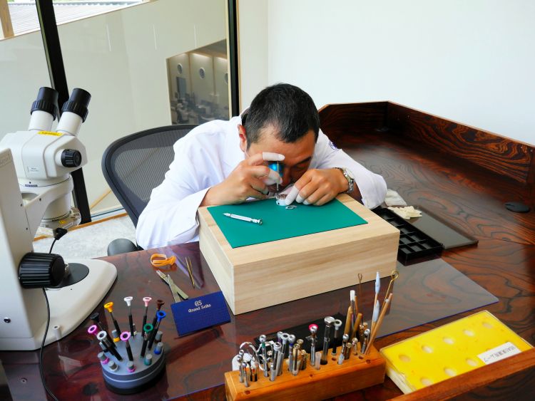 高級時計の組み立てを担当する伊藤勉さん