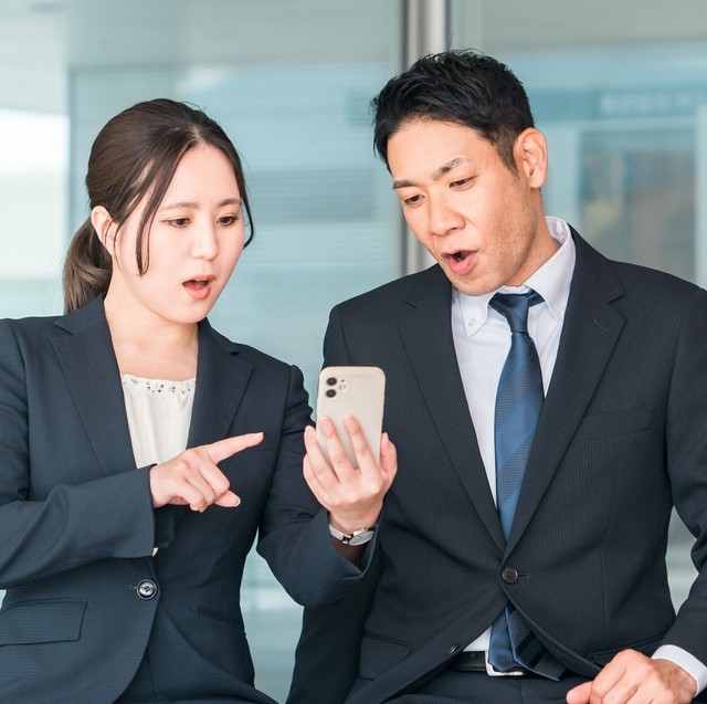 会社のSNSを見たら炎上してた！　※画像はイメージです（FineGraphics/photoAC）