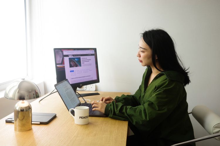 「ロンドンの[3.1]自宅の書斎で作業をする時間は至福。本当に好きな仕事や勉強しかしていないので、以前より一つ一つの物事に向き合えている気がする」＝木本さん提供