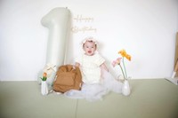 1歳の誕生日を迎えた次女。大きな「1」の風船と笑顔が眩しい／sayakaさん（@syk.71）提供